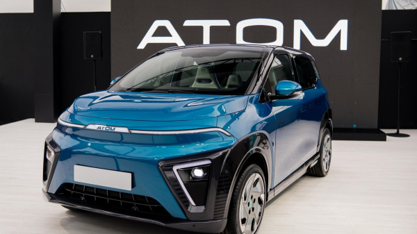 Забронировать электромобиль "Атом" без господдержки предлагают за 3,9 млн рублей
