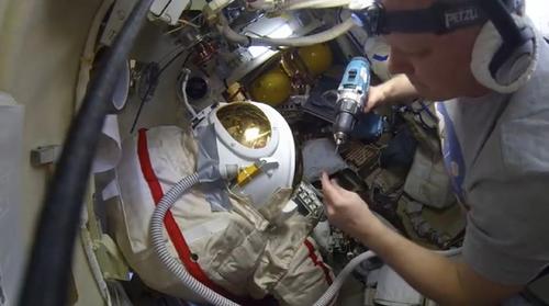 Космонавта Олега Артемьева исключили из экипажа Crew Dragon после начала тренировок в США