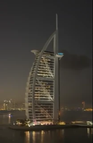 Ночью знаменитую башню-парус пятизвездночного отеля Бурдж-аль-Араб в Дубае поразил иранский дрон - видны пожар и дым